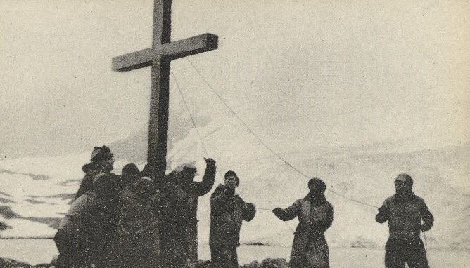 La primera cruz en territorio antártico fue instalada el 19 de marzo de 1947