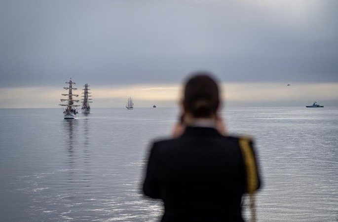 Delegada Presidencial y Gobernador Regional de Magallanes participaron en desfile de despedida de veleros «Velas Latinoamérica 2022» en la bahía de Punta Arenas