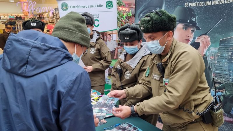 Carabineros entrega información a usuarios en el centro de Punta Arenas