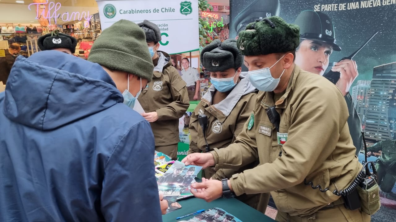 Carabineros entrega información a usuarios en el centro de Punta Arenas