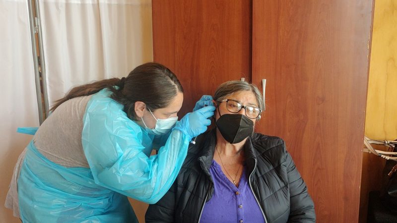 Más de 460 adultos mayores fueron atendidos en operativo municipal de fonoaudiología en Punta Arenas