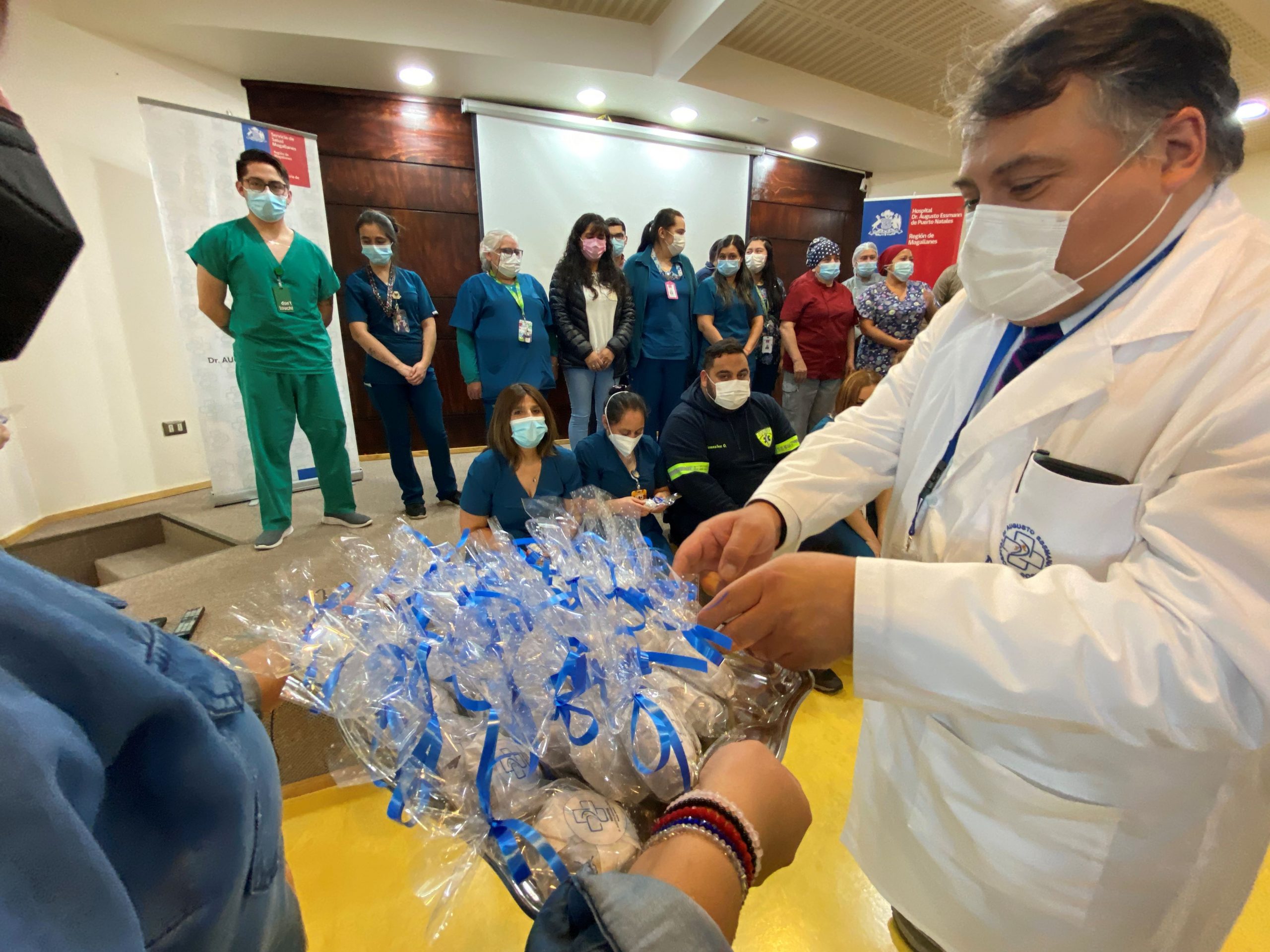 Hospital de Puerto Natales: destacan la importante labor del Auxiliar de Servicio en su día