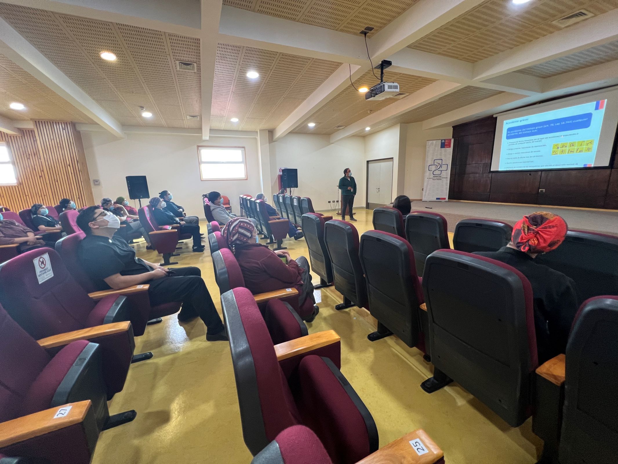 Departamento de Salud Ocupacional realizó charla sobre seguridad laboral dirigida a funcionarios/as del Servicio de Alimentación del Hospital de Puerto Natales
