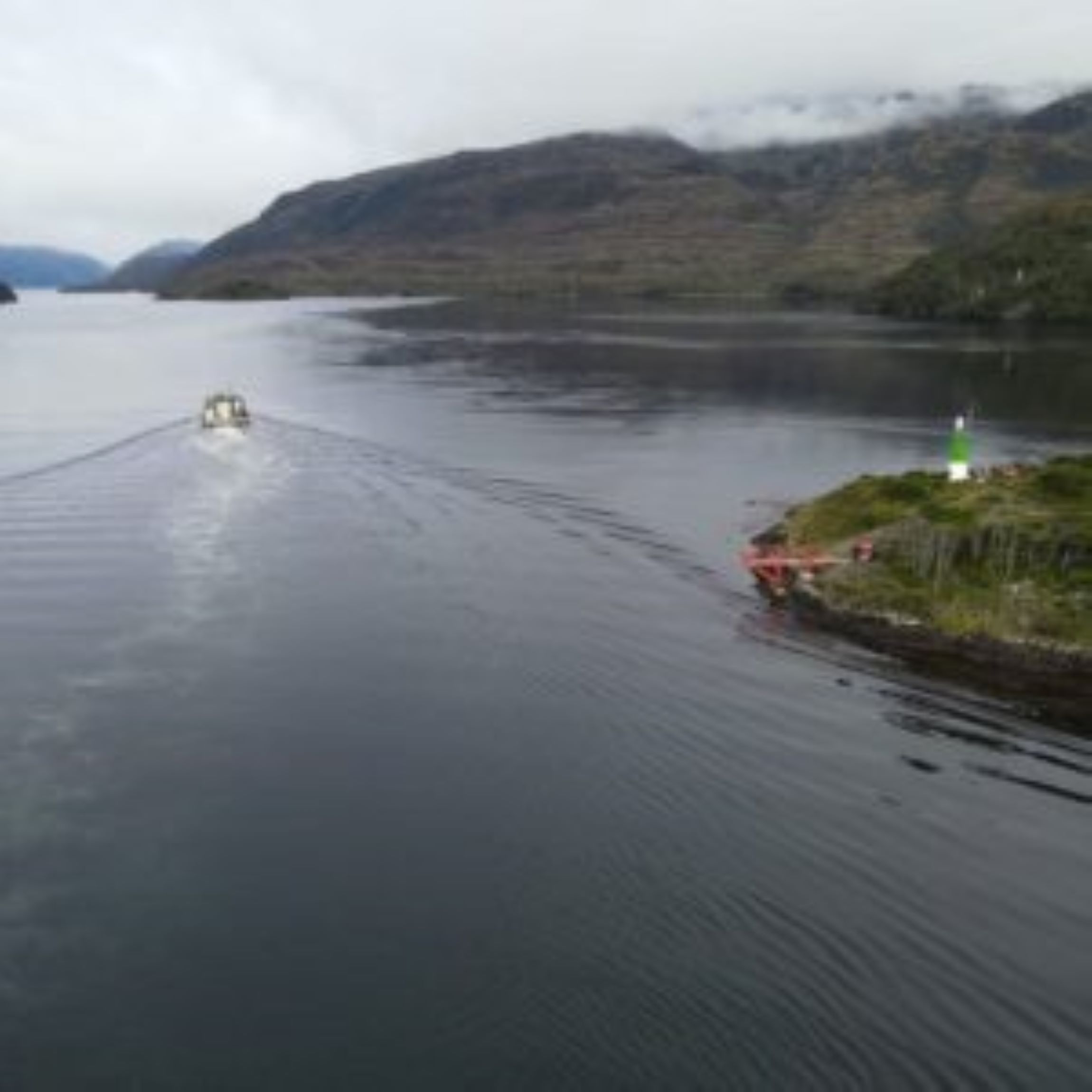 Armada realiza mantención de la señalización marítima del paso Kirke en Ultima Esperanza, región de Magallanes