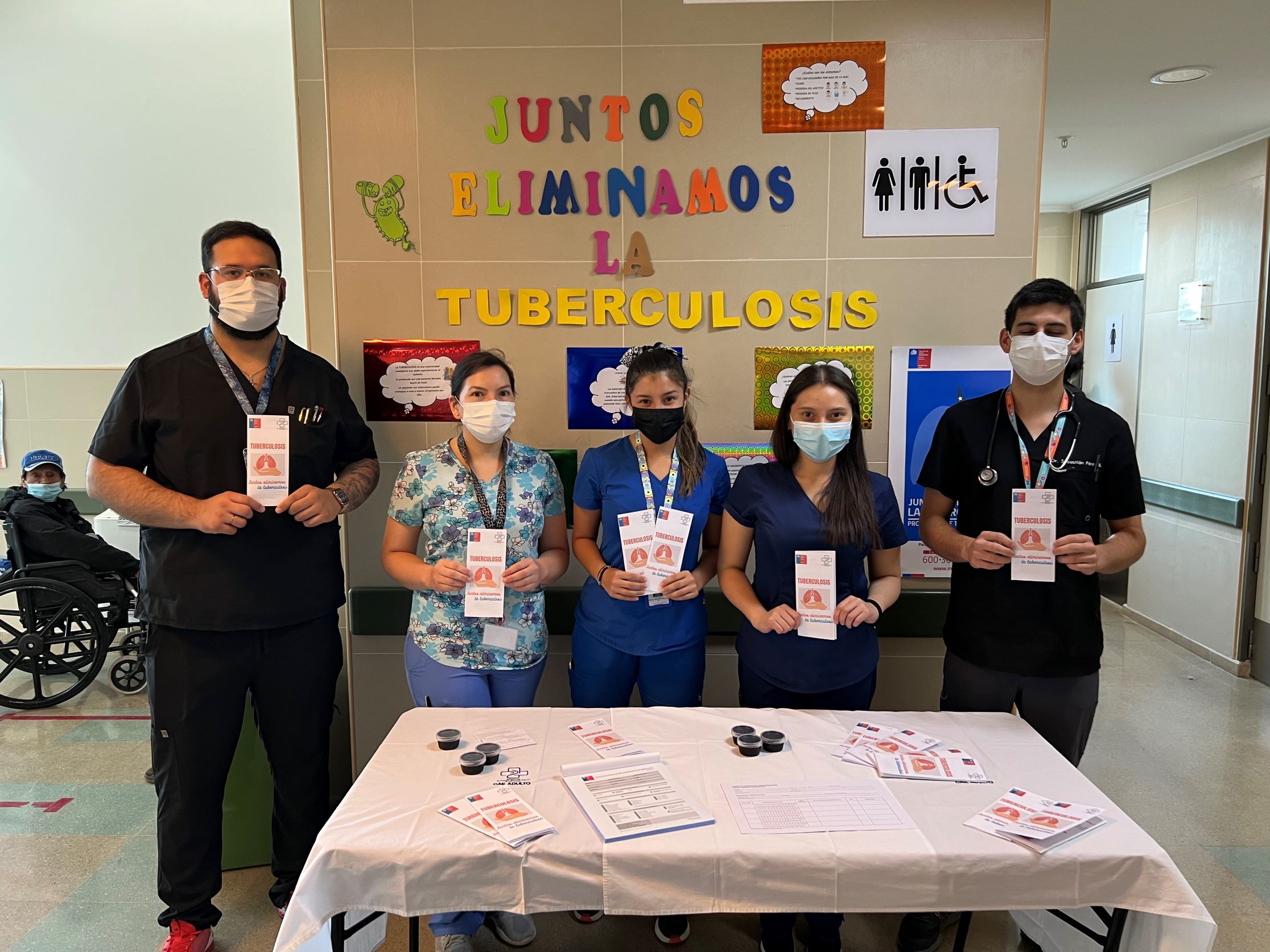 Día Mundial de la Tuberculosis: Equipo encargado de la TBC del Hospital de Puerto Natales realizó stand educativo e informativo dirigido a la comunidad de usuarios