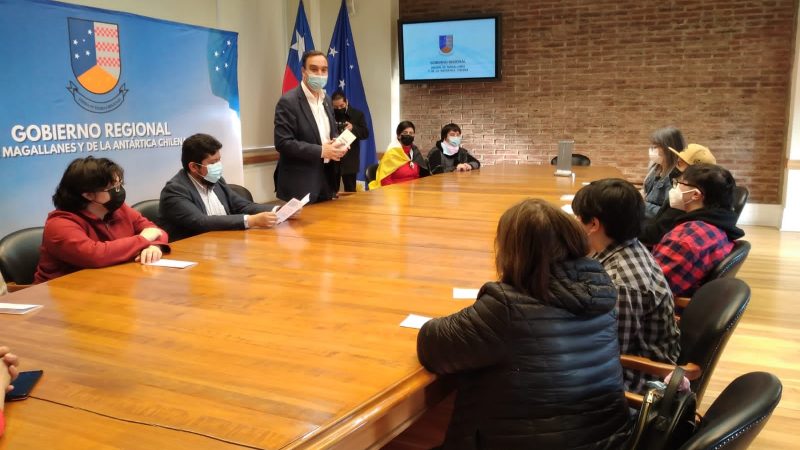 En el día de la Visibilidad Trans, Gobernador Regional y SEREMI de Educación participan en acto conmemorativo en Punta Arenas