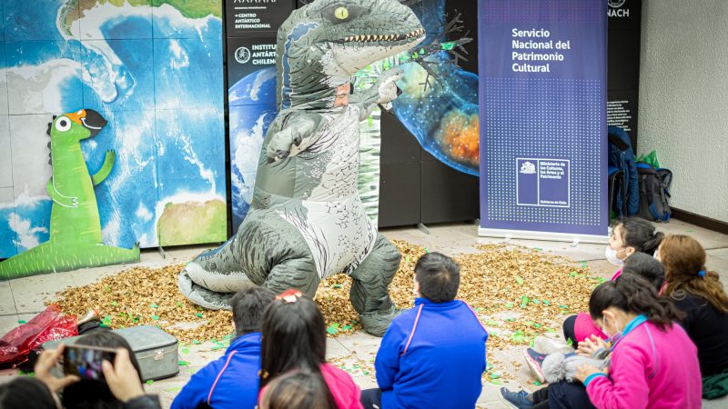 Niños y niñas de la Escuela Especial Mi Mundo de Punta Arenas disfrutaron y aprendieron con el cuentacuentos del libro “Las Hojas de Guido”