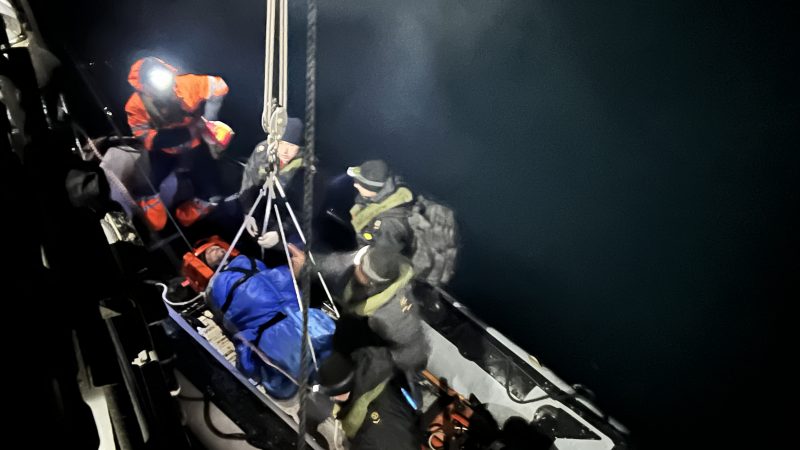 Evacuación médica de buzo pescador realizó la Armada desde canal «Ocasión» a 100 kms de Punta Arenas