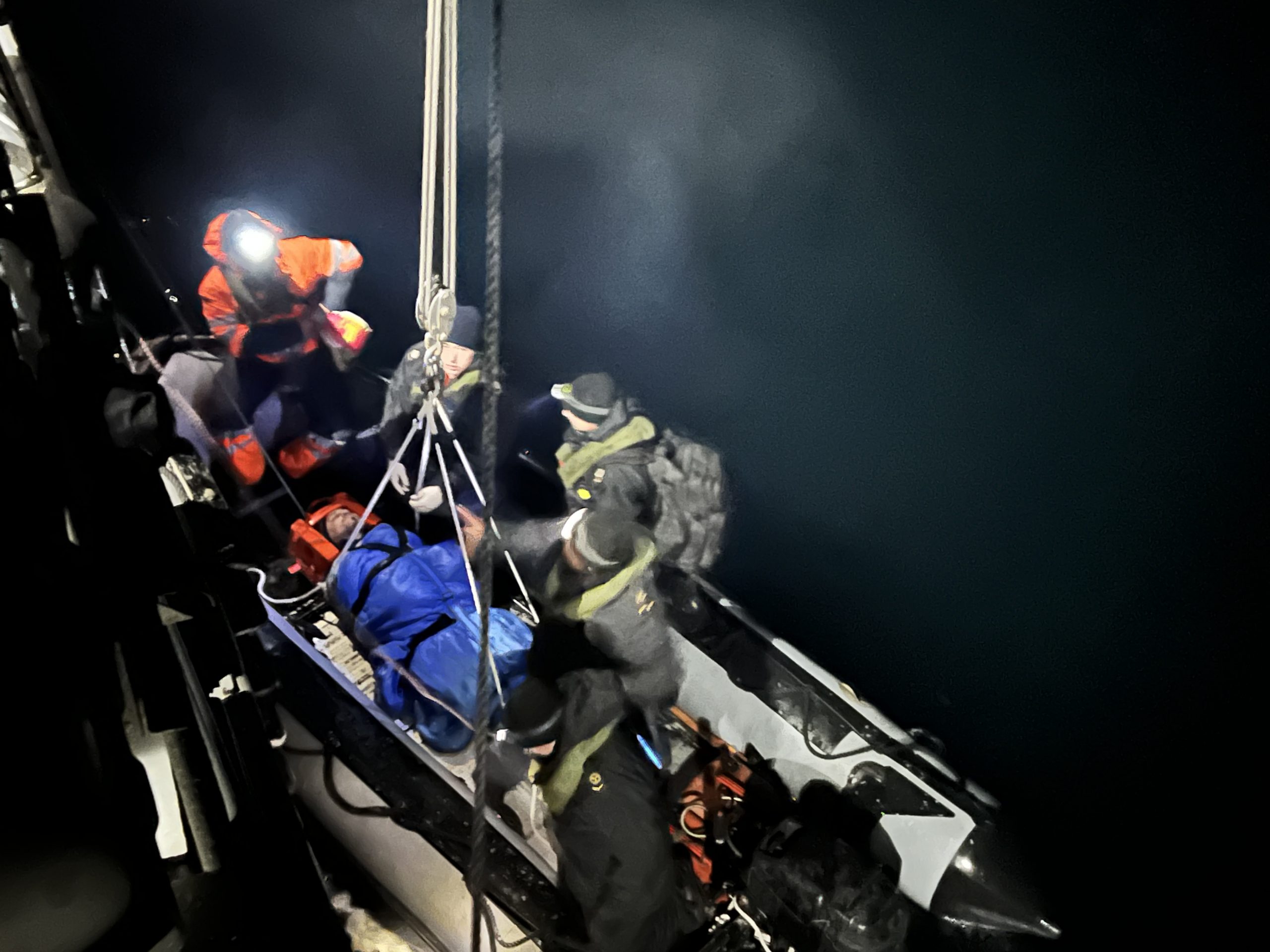 Evacuación médica de buzo pescador realizó la Armada desde canal «Ocasión» a 100 kms de Punta Arenas
