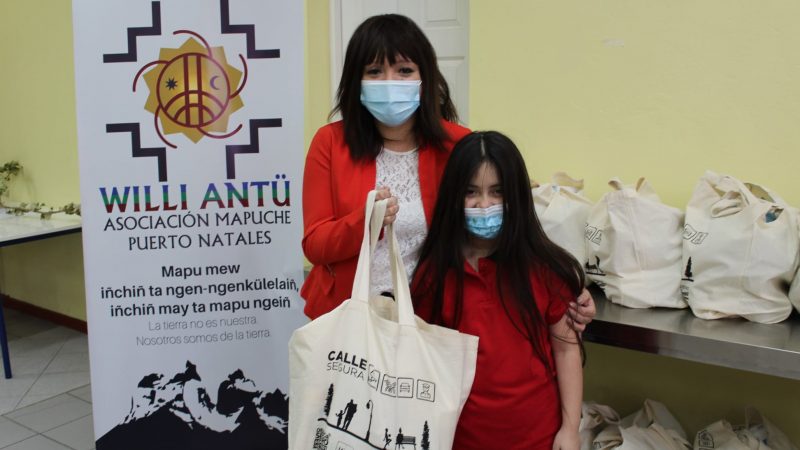 Delegada Provincial de Ultima Esperanza Romina Alvarez entrega kits de higiene y aseo para integrantes de la Asociación Mapuche Willi Antu