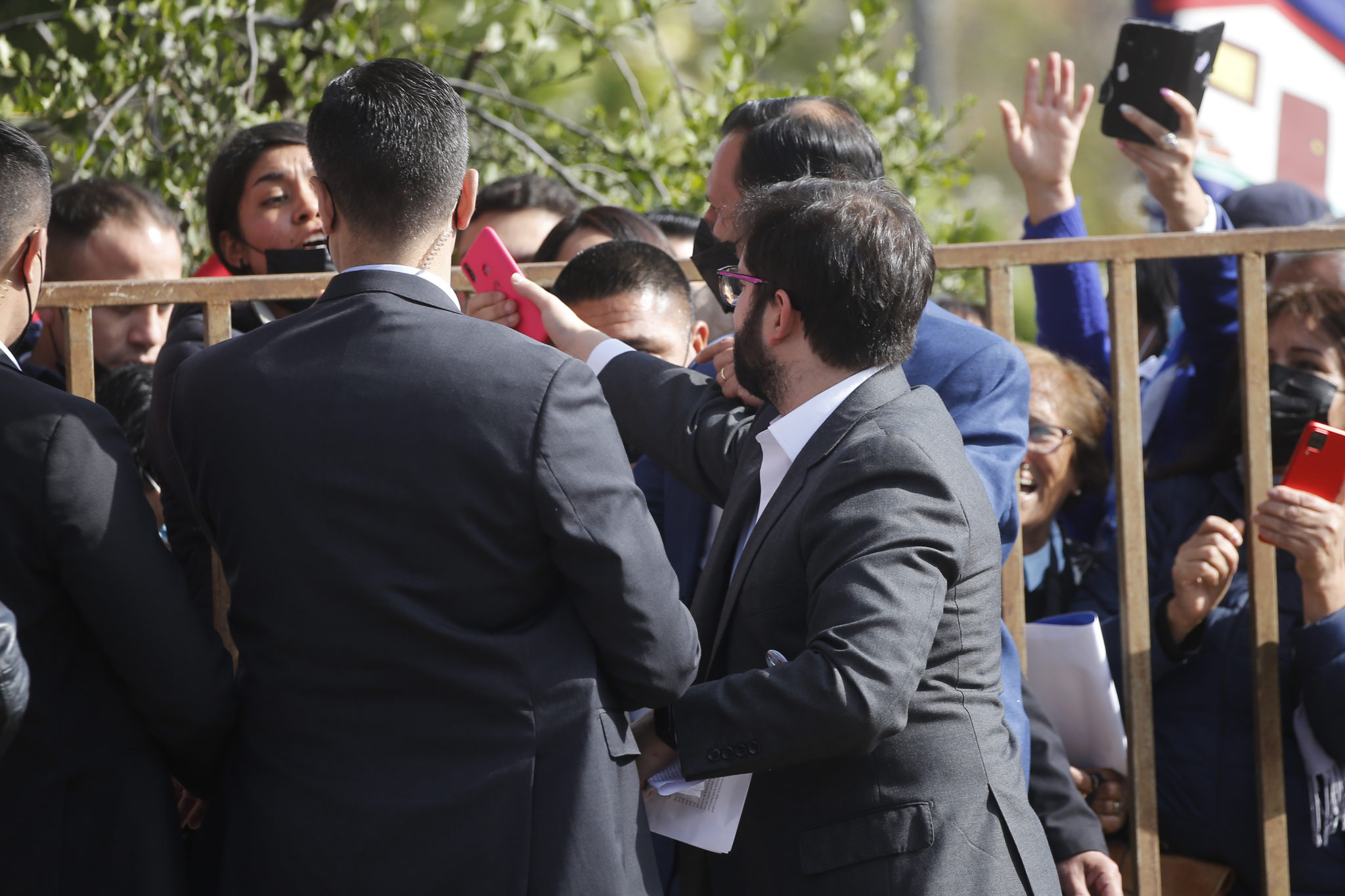 Individuo que lanzó una piedra contra el Presidente Gabriel Boric fue formalizado por atentado a la autoridad y quedó en libertad