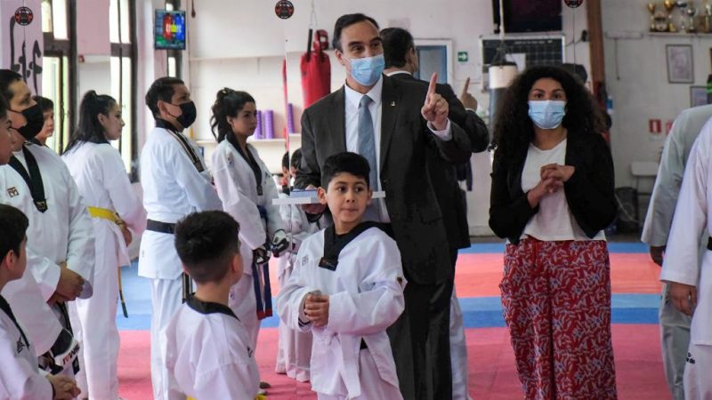 Academia In Nae de Taekwondo de Punta Arenas recibió la visita del Gobernador Regional Jorge Flies