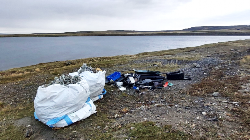 Empresas salmonicultoras de Magallanes actualizan su plan de limpieza de costas y retiran desechos de Isla Riesco