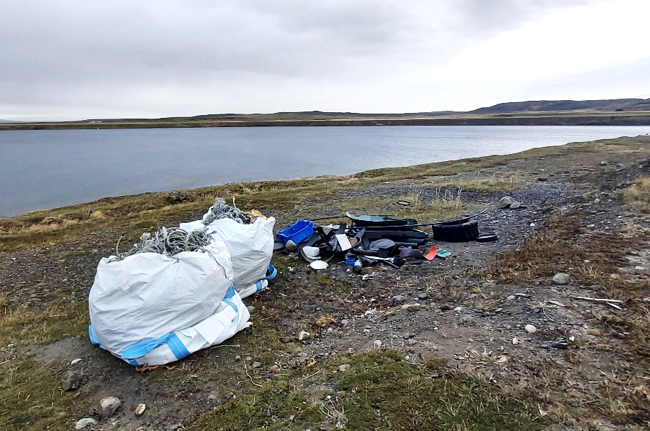 Empresas salmonicultoras de Magallanes actualizan su plan de limpieza de costas y retiran desechos de Isla Riesco