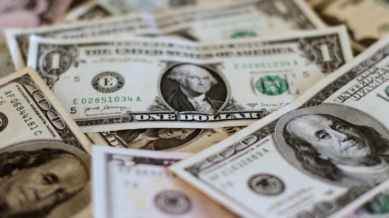 El dólar alcanzó los $ 834,32 este fin de semana