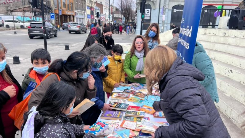 Municipio de Punta Arenas regaló libros a transeúntes para incentivar la lectura en el Día Internacional del Libro