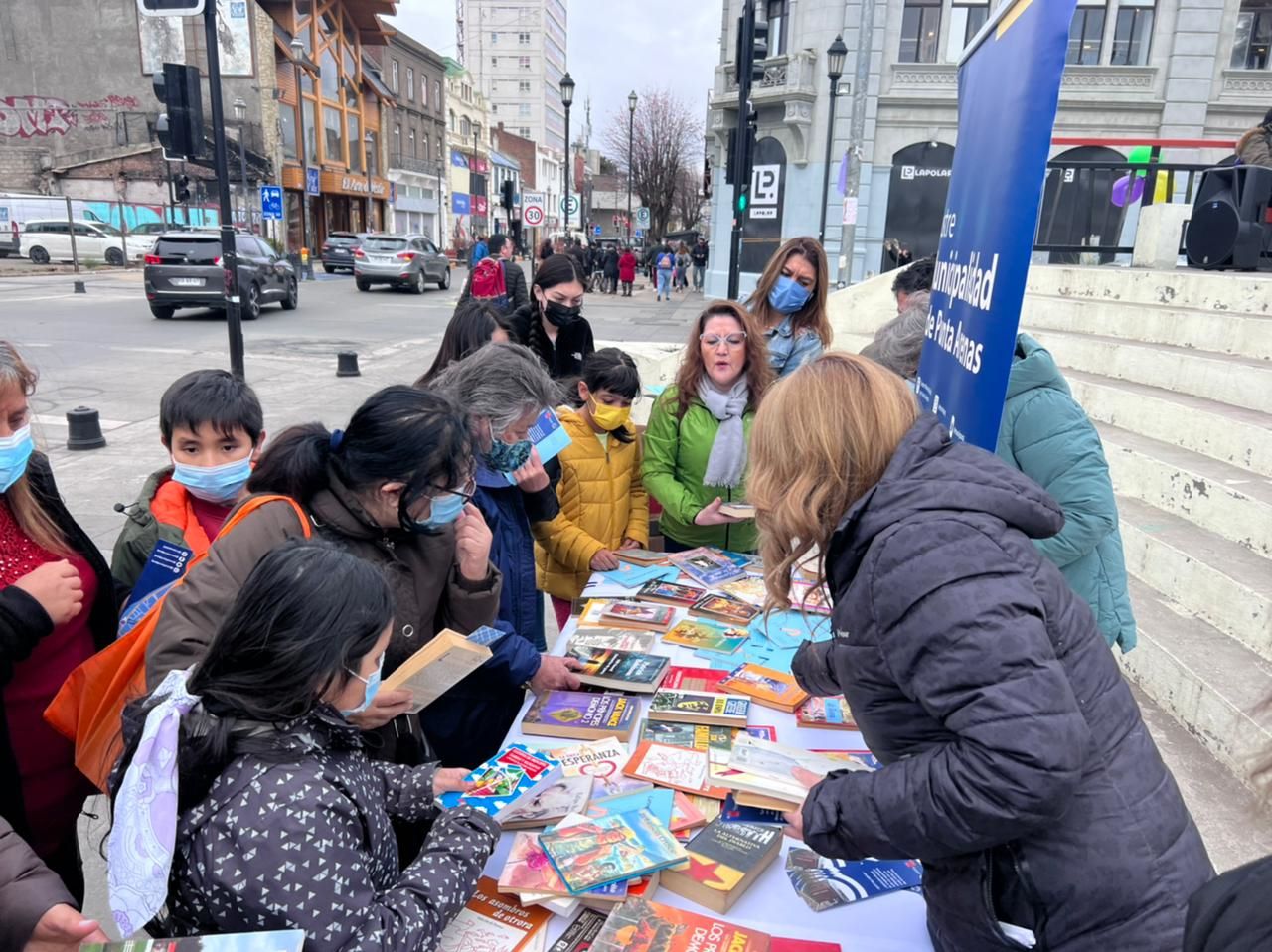 Municipio de Punta Arenas regaló libros a transeúntes para incentivar la lectura en el Día Internacional del Libro