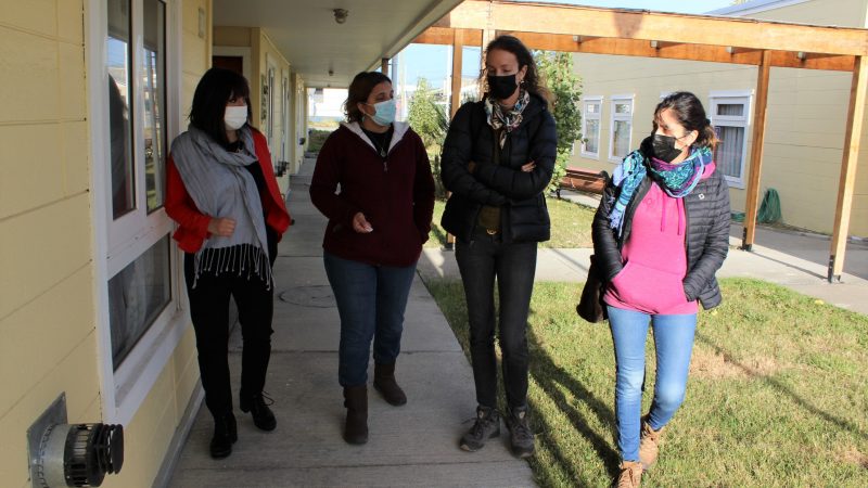 Directora de Fundación Revivir y Delegada Presidencial Provincial visitaron conjunto habitacional CVT de Puerto Natales