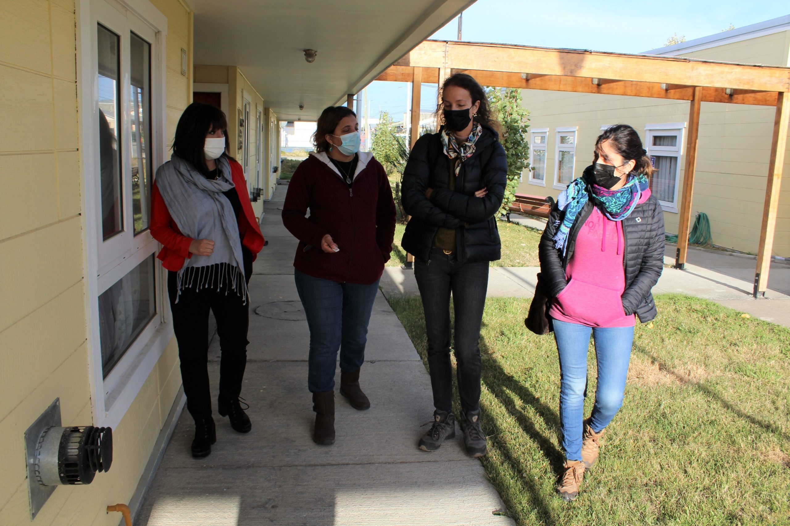Directora de Fundación Revivir y Delegada Presidencial Provincial visitaron conjunto habitacional CVT de Puerto Natales