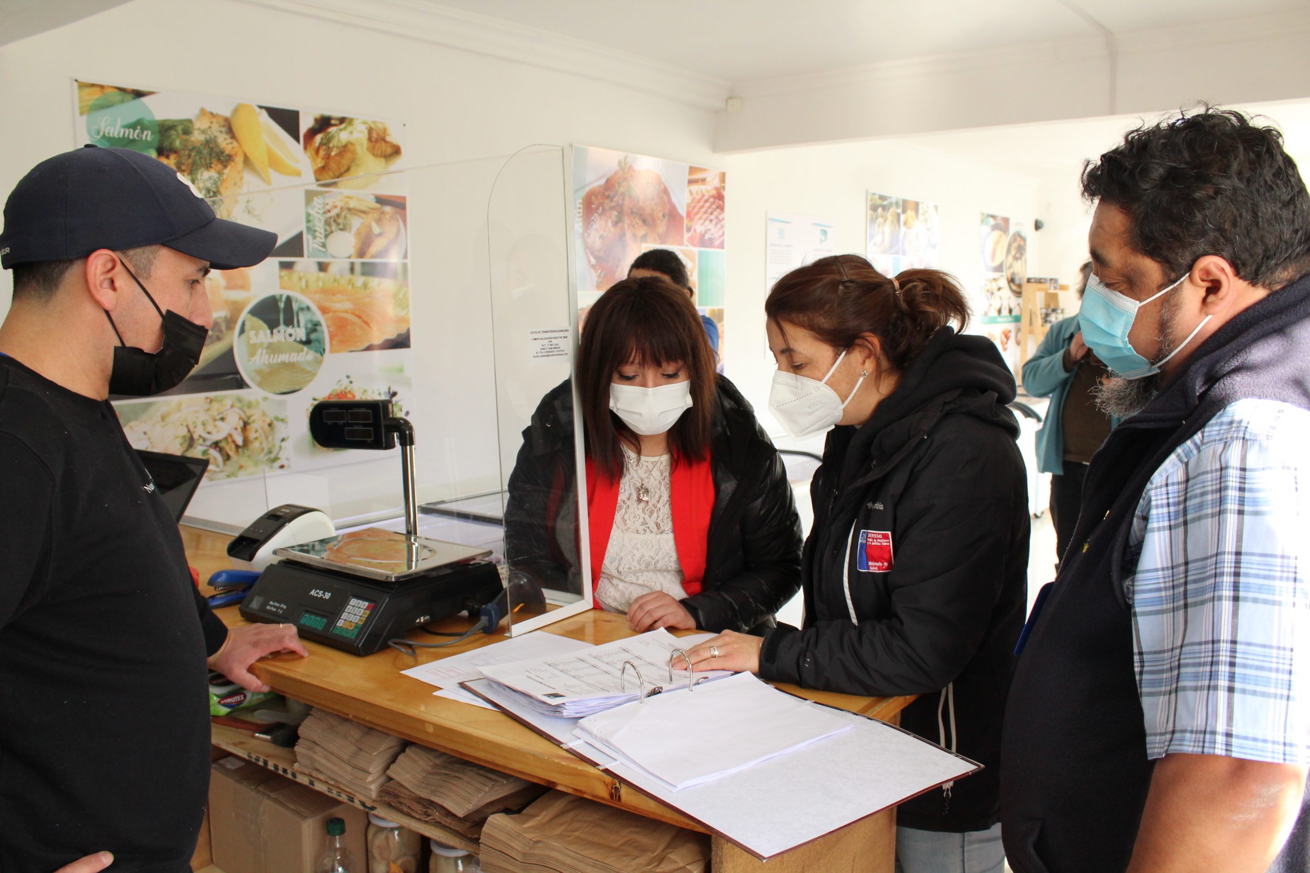 Delegada Provincial Romina Alvarez y autoridades de Salud participan en fiscalización de locales de venta de productos del mar en Puerto Natales