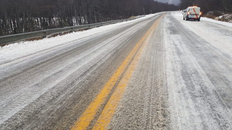 Primeras nevadas en Tierra del Fuego argentina alertan a autoridades y conductores por riesgos de accidentes viales