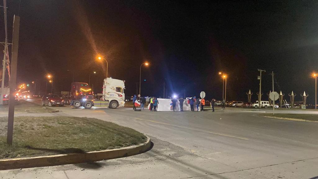 Corte parcial de Ruta 9 Norte con avenida Frei realiza un grupo de camioneros en Punta Arenas