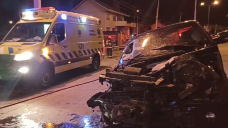 Violento choque esta madrugada en calle Latorre con Avenida Costanera, en el sector sur de Punta Arenas