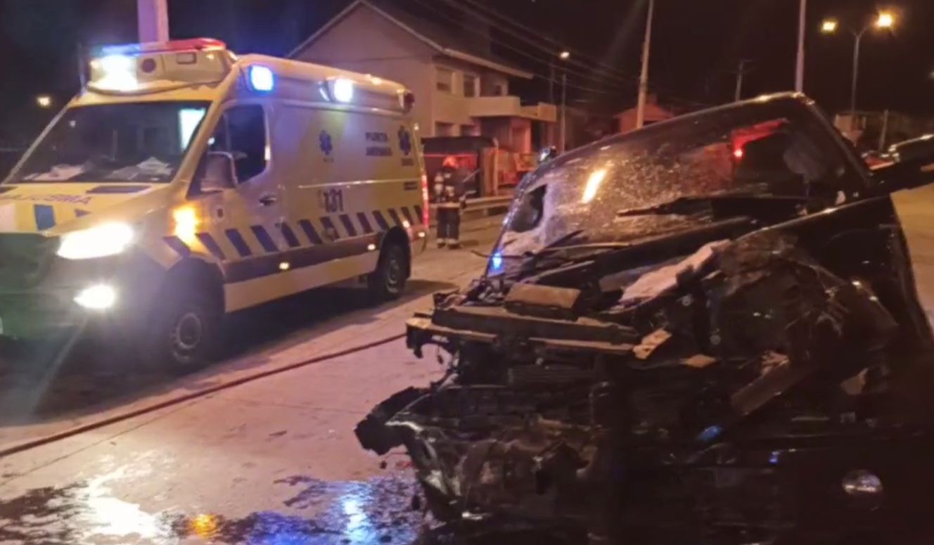 Violento choque esta madrugada en calle Latorre con Avenida Costanera, en el sector sur de Punta Arenas