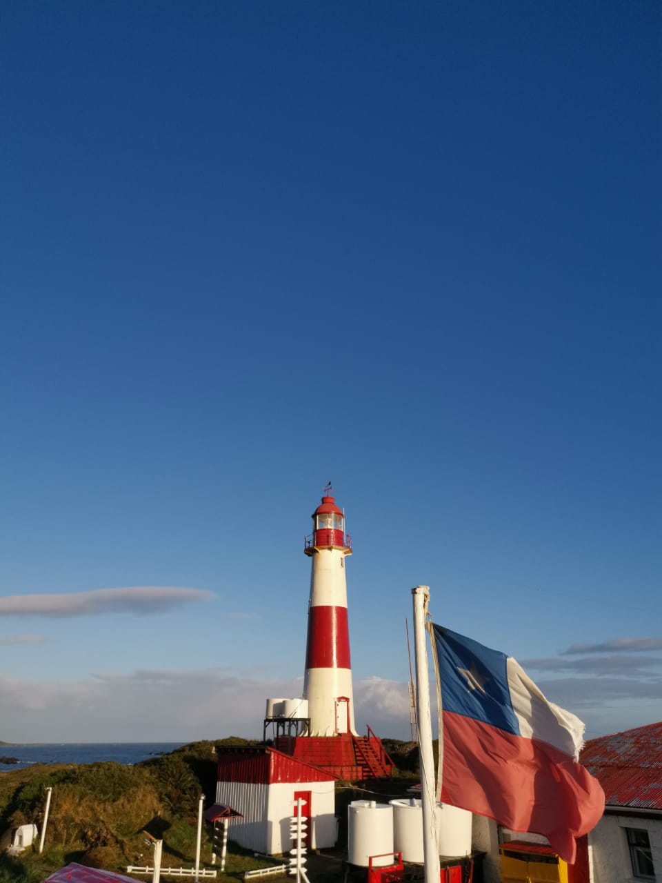 Gobernador Marítimo de Punta Arenas despide dotaciones de relevo a radio-estaciones marítimas en los canales magallánicos
