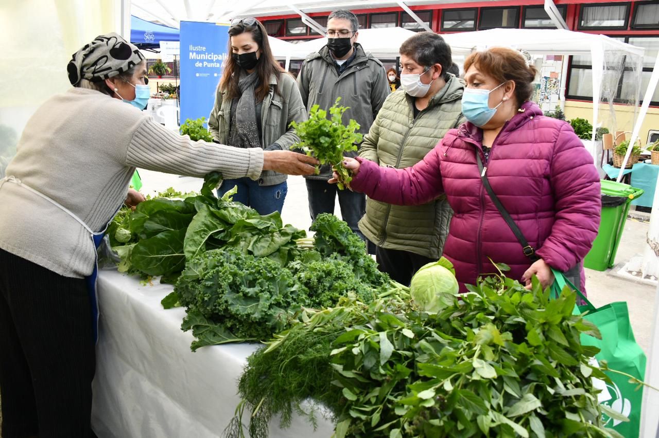 Feria saludable se realizó en la Escuela Argentina de Punta Arenas, con gran afluencia de público