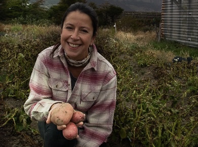 Ingeniera comercial cambió trabajo en importante hotel de Puerto Natales por la producción de hortalizas frescas