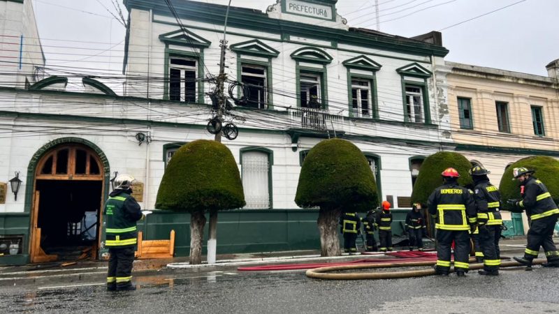 Cierre de calle Waldo Seguel entre Plaza de Armas y Chiloé por riesgo de derrumbe del inmueble de la Prefectura