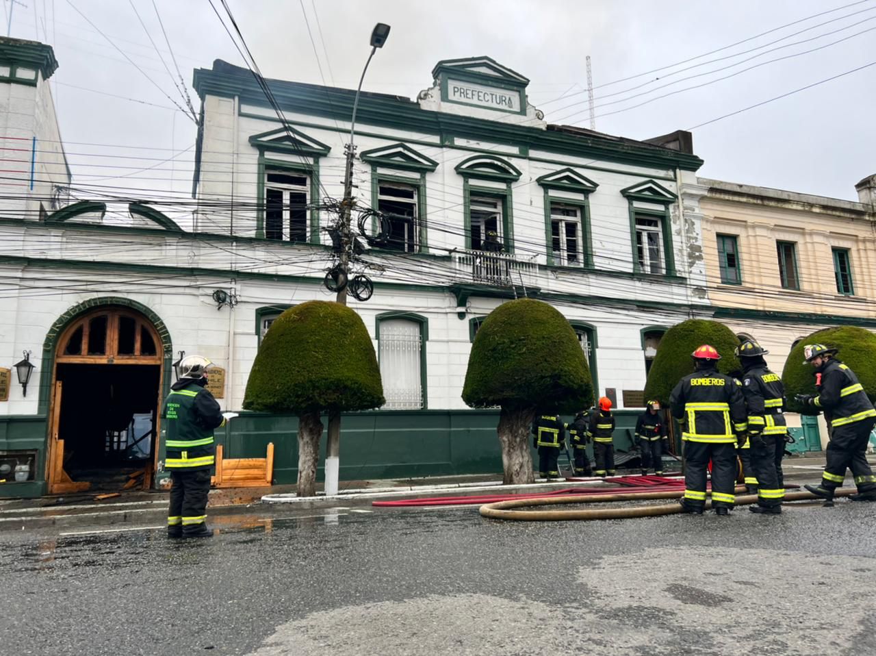 Cierre de calle Waldo Seguel entre Plaza de Armas y Chiloé por riesgo de derrumbe del inmueble de la Prefectura