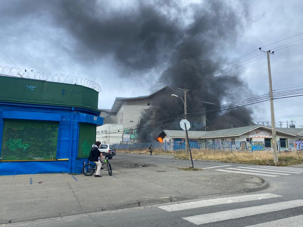 Incendio afectó edificio contiguo al ex Hospital de Punta Arenas