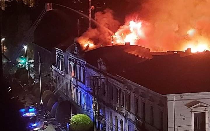 Incendio afectó la Prefectura de Carabineros de Punta Arenas: daños totales en el inmueble