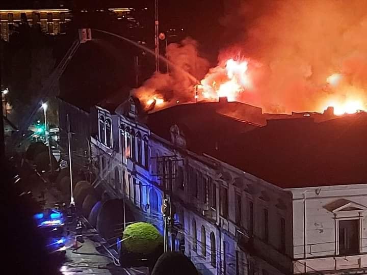 Incendio afectó la Prefectura de Carabineros de Punta Arenas: daños totales en el inmueble