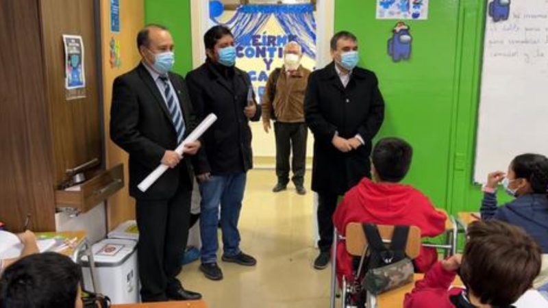 SEREMI de Educación y Alcalde visitaron  escuela Bernardo O’Higgins de Porvenir y dialogaron con la comunidad educativa