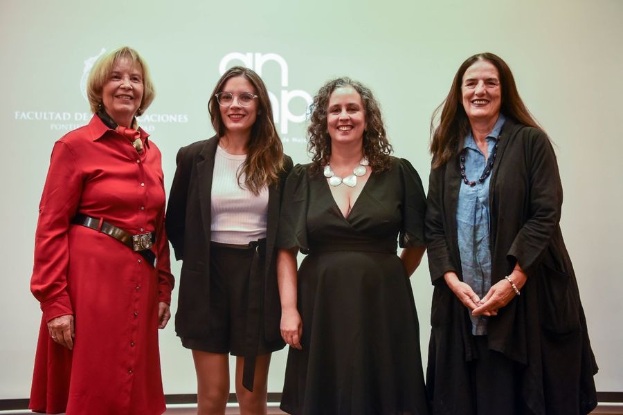 Ministra Vocera de Gobierno Camila Vallejo entregó Premio Lenka Franulic a la  destacada periodista Francisca Skoknic
