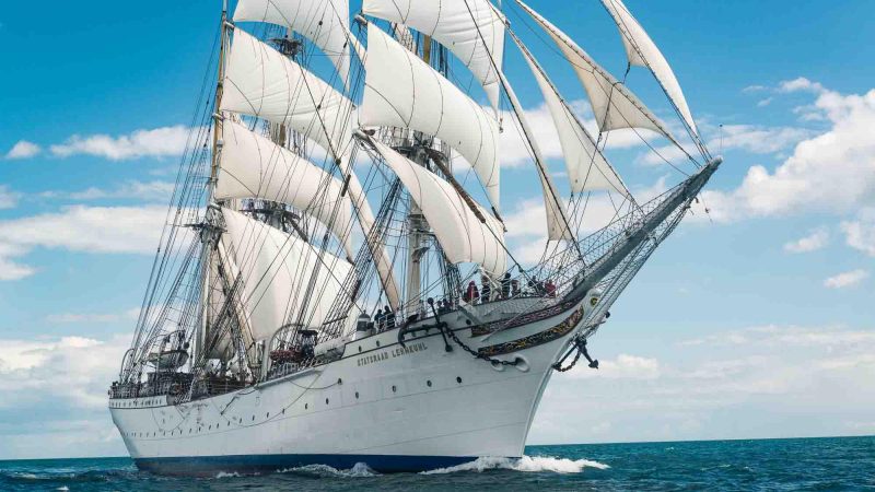 Velero noruego que circunnavegará el planeta se encuentra en costas chilenas