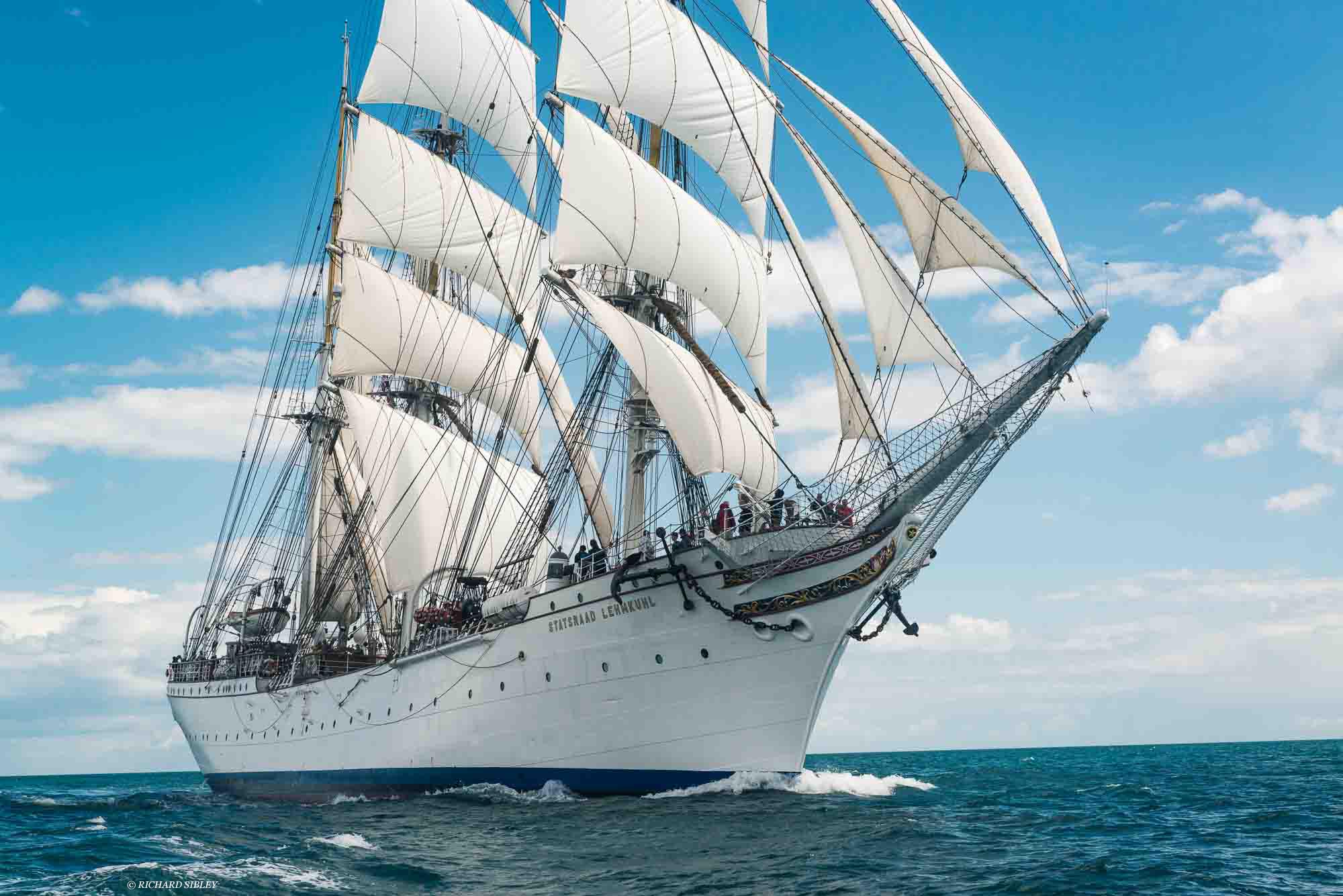 Velero noruego que circunnavegará el planeta se encuentra en costas chilenas
