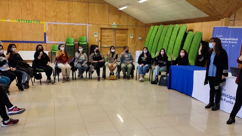 Más de 40 personas de Punta Arenas participaron en taller municipal de Lenguaje de Señas