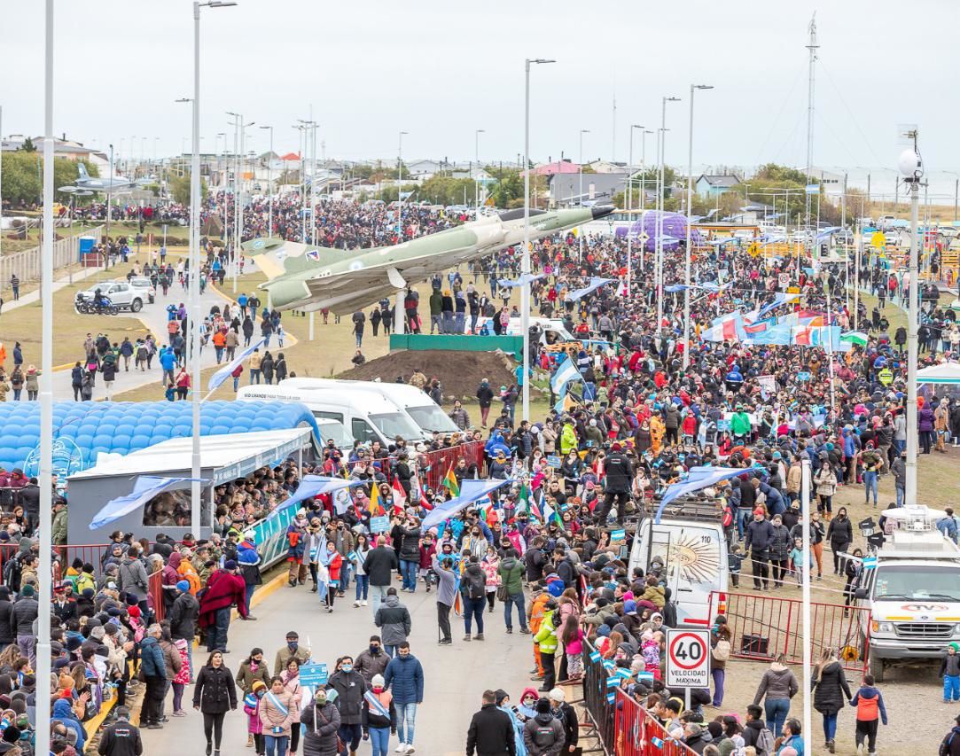 Masiva y emotiva conmemoración de la guerra de las Malvinas en Río Grande, Tierra del Fuego argentina