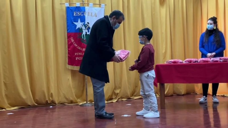 Municipalidad entregó 148 buzos deportivos a alumnos de la escuela Bernardo O’Higgins de Porvenir