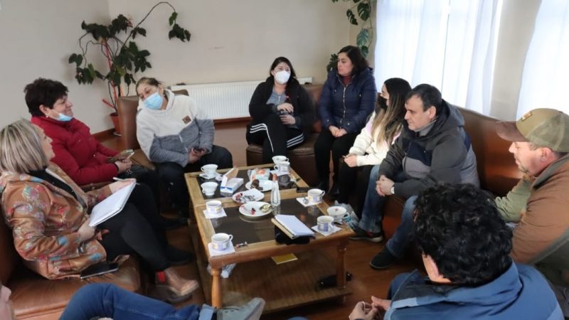 Alcalde José Gabriel Parada de Porvenir, se reunió con representantes de los sectores periurbanos de la comuna