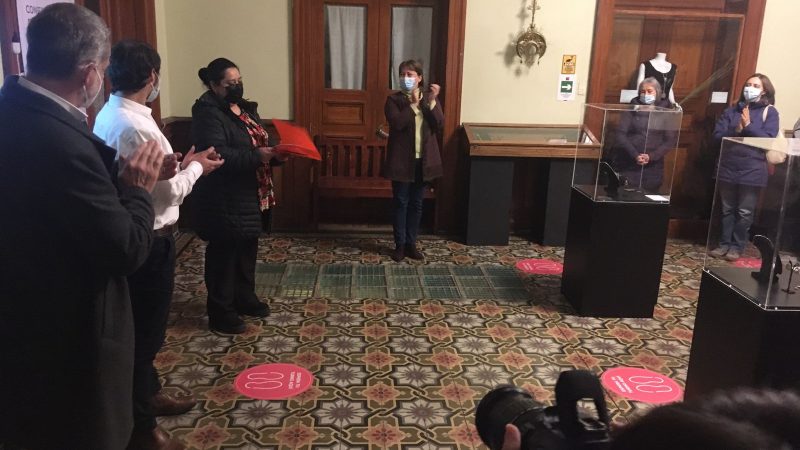 Creadora yagán reconocida internacionalmente expone muestra de arte y orfebrería en Museo Regional de Magallanes
