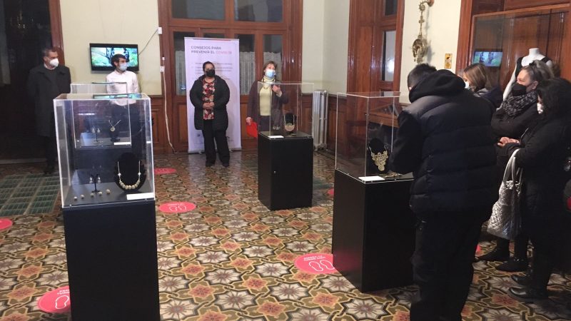 Creadora yagán reconocida internacionalmente expone muestra de arte y orfebrería en Museo Regional de Magallanes