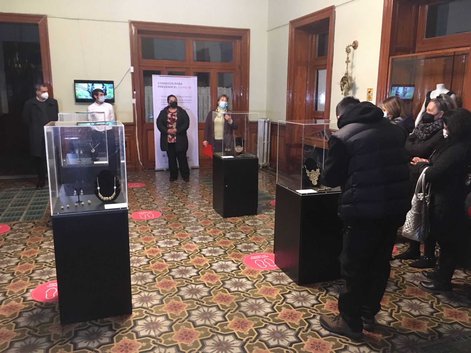 Creadora yagán reconocida internacionalmente expone muestra de arte y orfebrería en Museo Regional de Magallanes