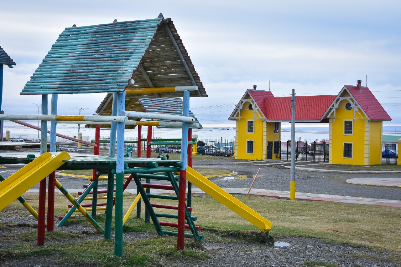 Operativo cívico de la Armada en el Parque María Behety de Punta Arenas | Se efectuaron labores de limpieza y reparaciones