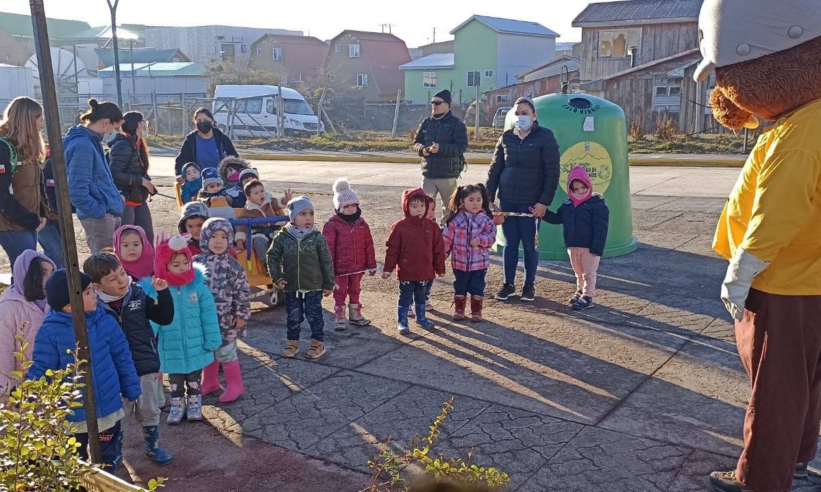 CONAF entregó árboles en Puerto Williams por Día Internacional de Fascinación por las plantas