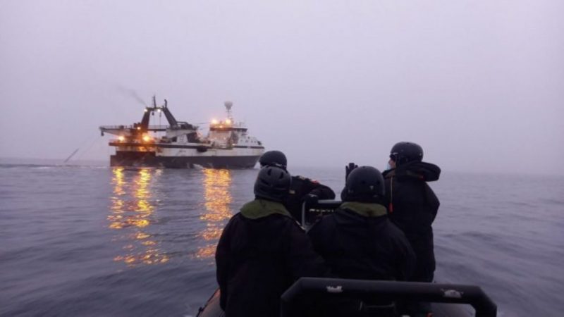 Armada de Chile realizó fiscalización a naves pesqueras extranjeras en el océano Antártico